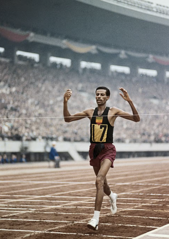 abebe bikila: o homem que venceu a maratona olímpica descalço. ©getty images